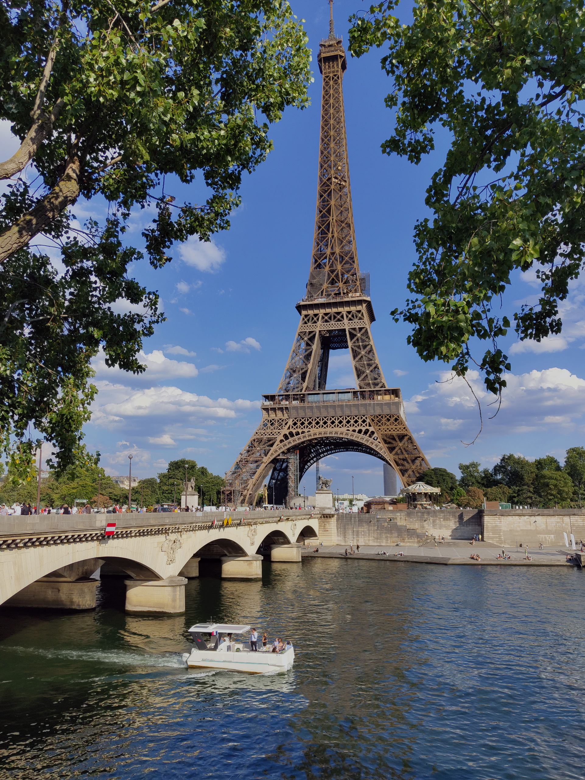 Boat in Paris - Private boat tour in Paris on the Seine in front of Eiffel Tower