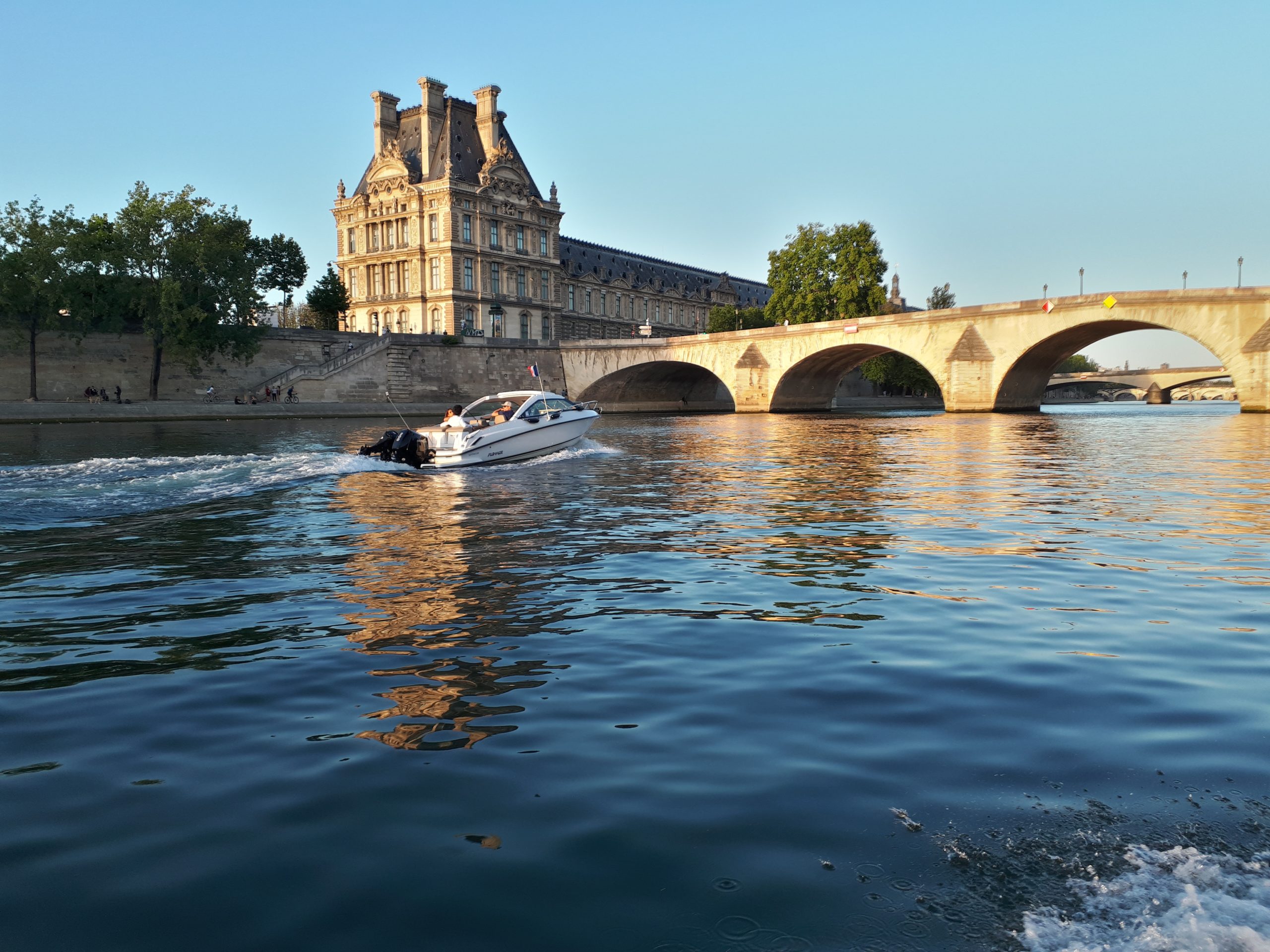 Balade en bateau privé à Paris devant le Louvre