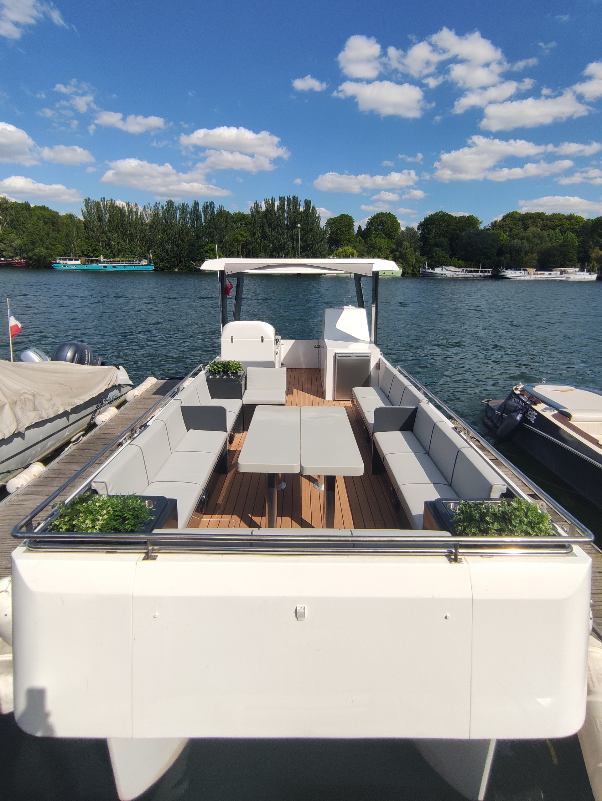 Front view Riverlounge Luxury Pontoon Boat - Private Boat Tour in Paris - Boat in Paris