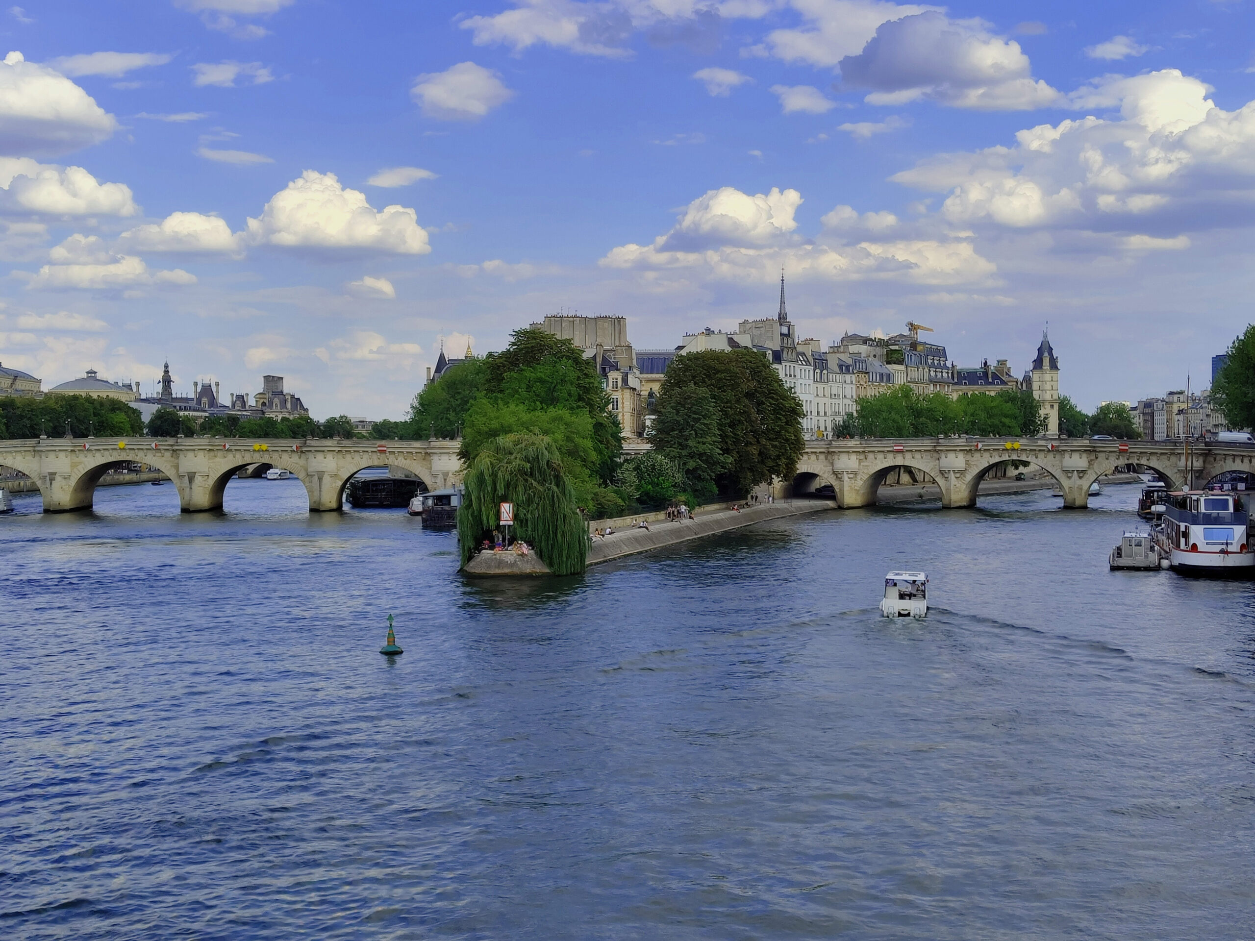 Boat in Paris - Private boat tour in Paris on the Seine - Ile de la Cité