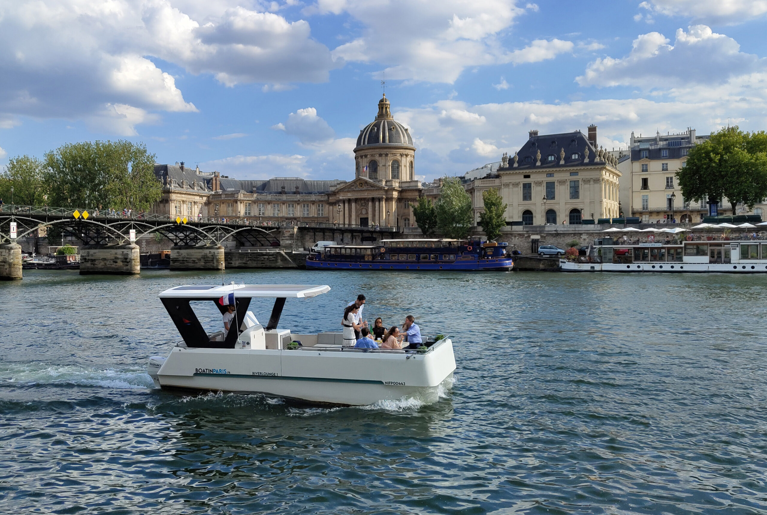 Boat in Paris - Private boat tour in Paris on the Seine in front of Pont des Arts