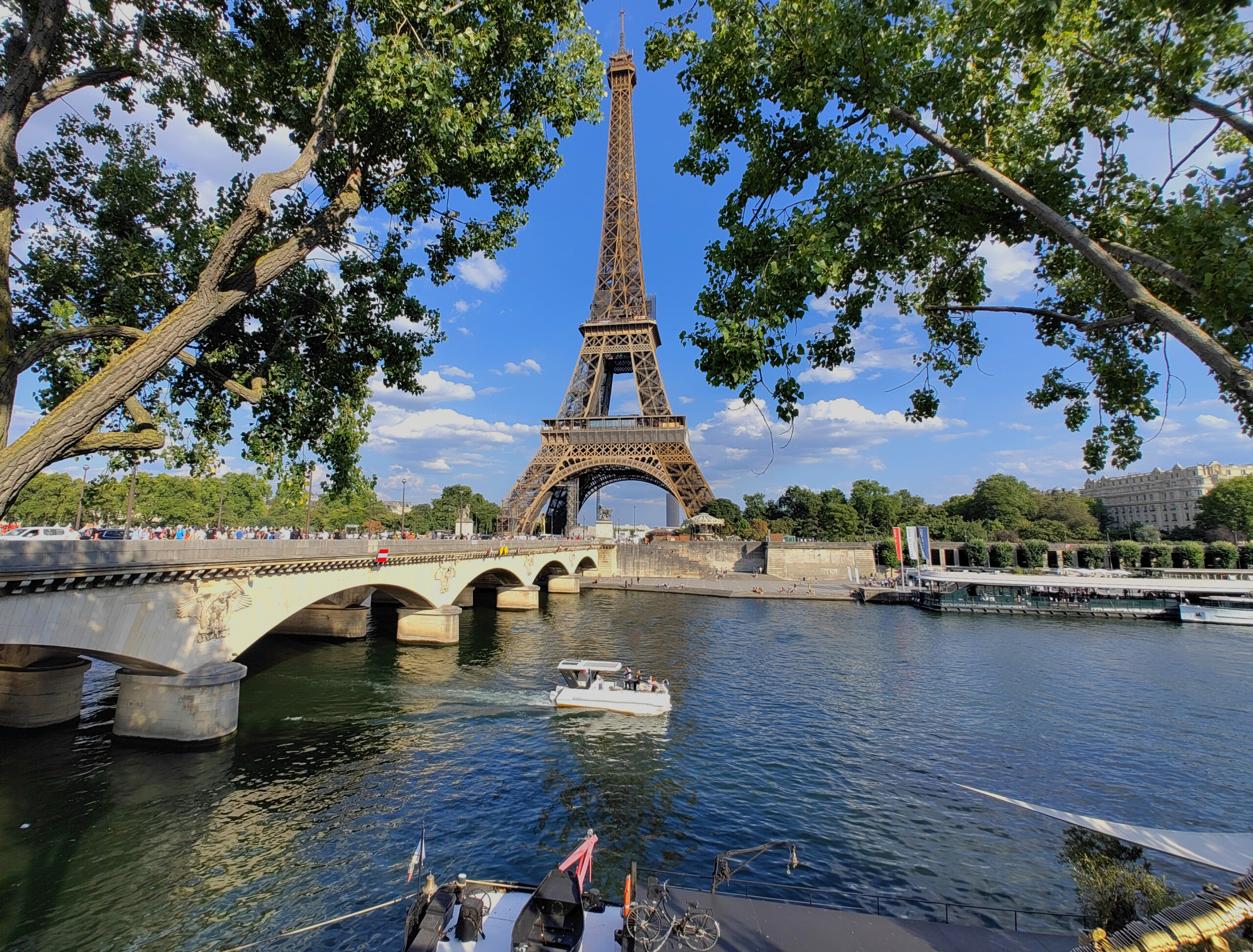 Tour Eiffel - Tour en bateau privé dans Paris - Location de bateau - Boat in Paris