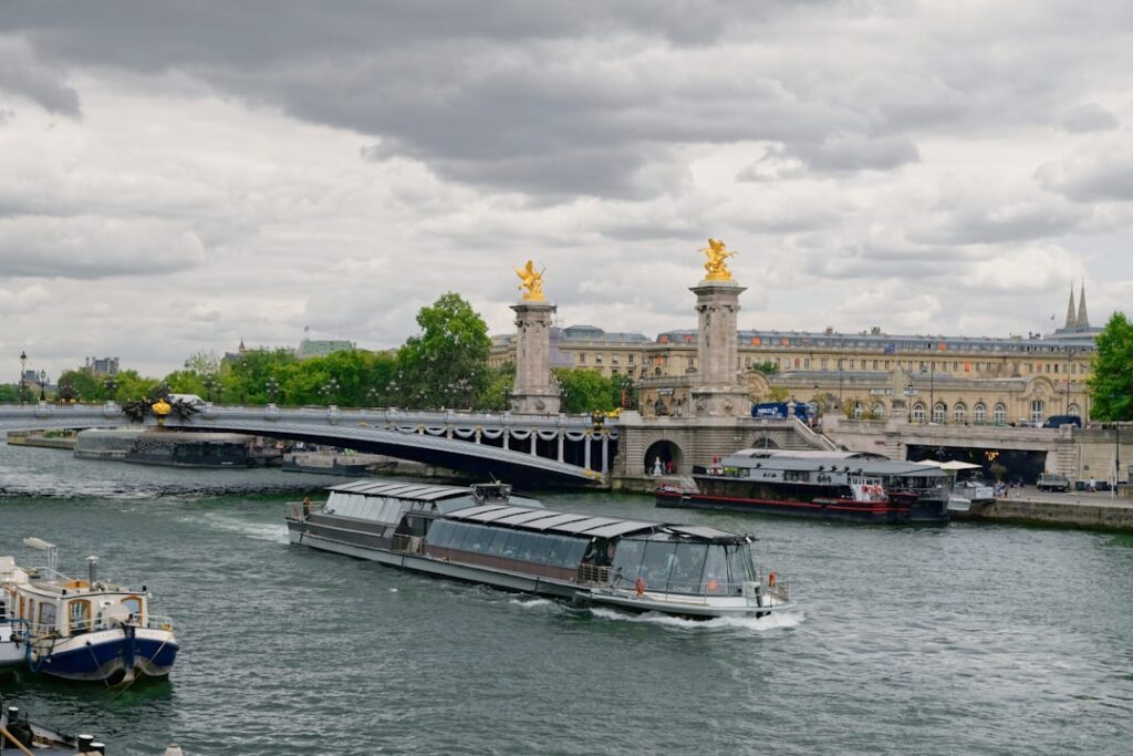 Photo Dining Options Paris Boat
