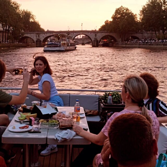 Sunset mood ✨✨
We still have availability in July with boatinparis.fr 

#sunset
#privateboat
#boatinparis 
#boattour #rivercruise