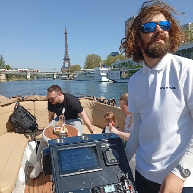 une belle journée ensoleillée en famille avec Boat in Paris 😍😍

Book now on our website boatinparis.fr , Easter is coming !! 🐰🥚🎊

#rivercruise #parislovers #pariscruise #privatecruiseparis #privateboat #romanticcruise