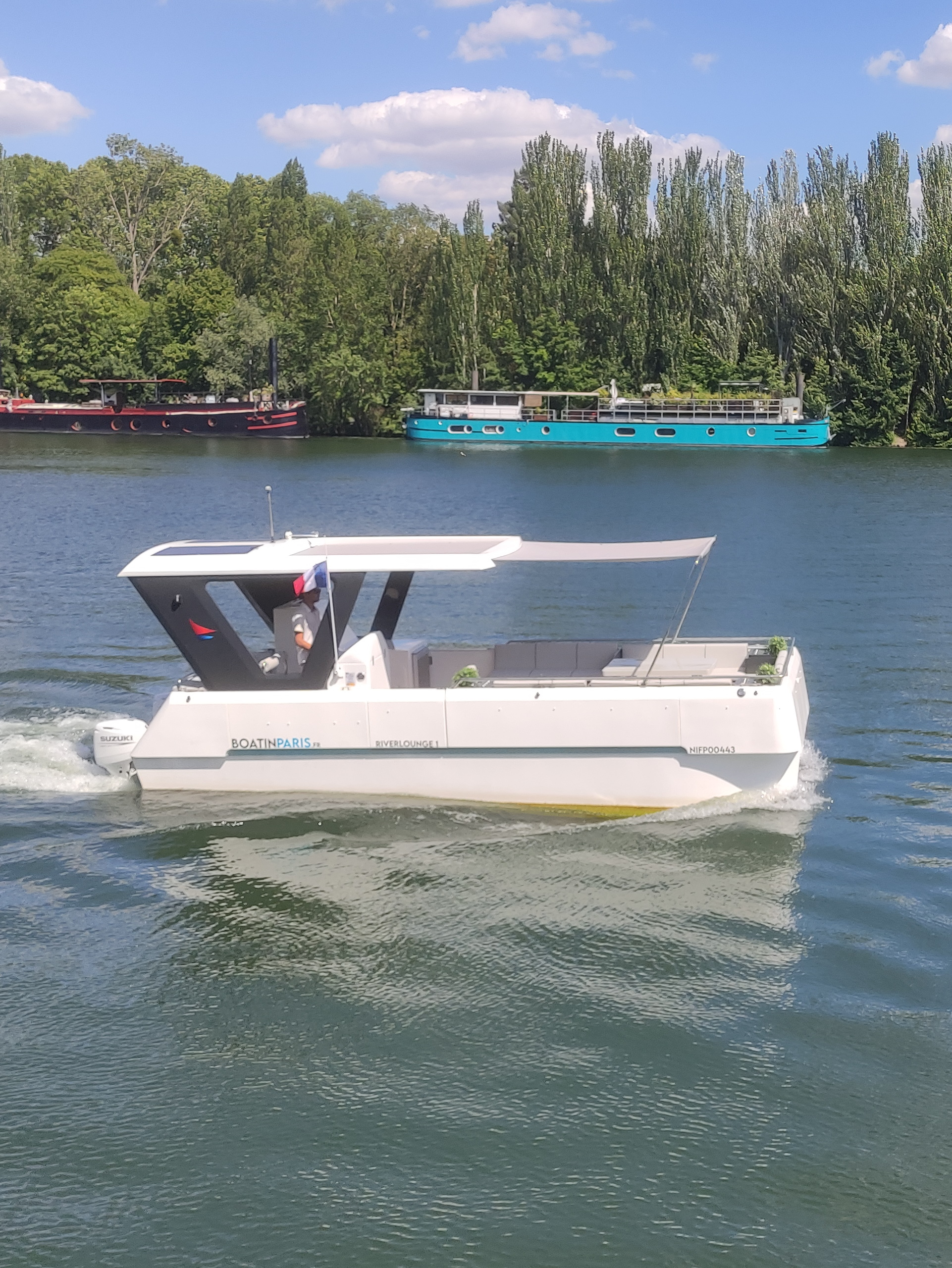 pontoon boat front of Paris tower